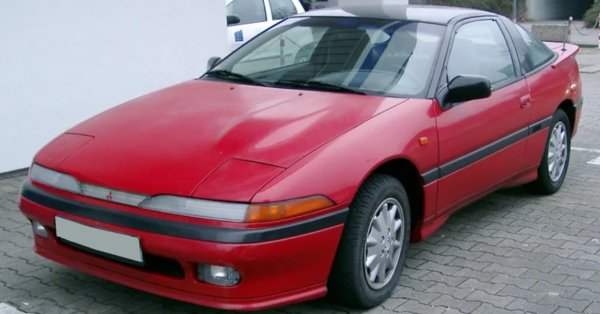 В момента Mitsubishi използва Eclipse за достъпен кросоувър, който получи актуализация през 2022 г.  Но! Името се появи за първи път към спортно купе, проектирано в Северна Америка през 1990 г. Оригиналният Eclipse се предлагаше в четири варианта: базов, GS, GS -T и GSX със задвижване на всички колела. Всички с изключение на GSX бяха с предно задвижване, а моделите GS-T и GSX споделяха двигател с турбокомпресор 4G63, който вместваше 2,0 литра при цели 195 конски сили. 

Със собствено тегло под 1270 кила - Eclipse ускорява до стотака за седем секунди. Това беше почти две секунди по-бързо от Chevy Camaro IROC-Z от 1990 г., автомобил, който беше специално създаден за състезания .

Eclipse е кръстен на прочут британски състезателен кон от 1700 г. Той е разработен като част от партньорството на Diamond-Star Motors (DSM) с Chrysler. Eclipse премина през актуализации през 1995, 2000 и 2006 г. и беше спрян след моделната година 2011. Примери от първо поколение са почти невъзможни за намиране днес. Ако обаче успеете да откриете един, вероятно ще ви струва поне 12 000 долара.